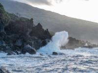 Brandungswelle an der Lavaküste am Morgen - Silveira - Pico